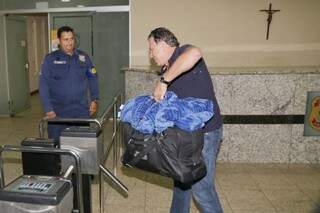 Giroto (à direita) se entregou à Polícia Federal em 8 de maio. (Foto: Fernando Antunes)