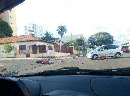 Fila dupla em frente de escola deixa tr&acirc;nsito ca&oacute;tico na Rua Pernambuco