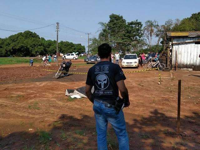 Rapaz &eacute; assassinado com cinco tiros por dupla de moto em lava-r&aacute;pido