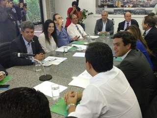 Governador reunido com deputados estaduais. (Foto: Leonardo Rocha).