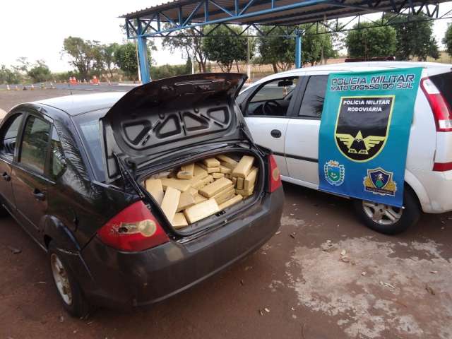 Adolescente &eacute; apreendido com mais de 400 quilos de maconha em carro
