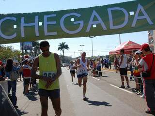 Competidores terminam a prova após 10 km de corrida (foto: Simão Nogueira)
