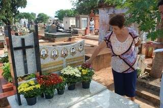 Aposentada Inês conta que tem o costume de ir todos os domingos no cemitério. (Foto: Simão Nogueira)