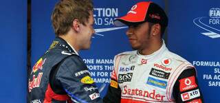 Lewis Hamilton (à direita) e Sebastian Vettel (à esquerda) se cumprimentam após o treino. (Foto? Globoesporte.com)
