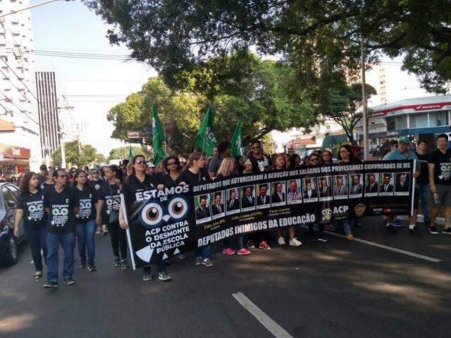 Professores fazem passeata no Centro contra cortes na educação 