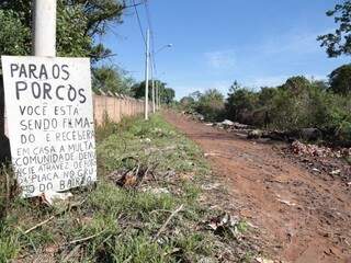 Moradores colocaram placa com aviso &quot;aos porcos&quot;. (Foto: Fernando Antunes)