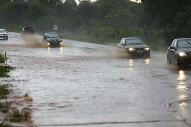 Chuva alaga vias, invade casas e moradora perde m&oacute;veis na Capital