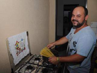 Luís uniu a paixão pela cozinha a uma rendinha extra no fim do mês. (foto: Paulo Francis)
