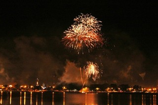 Cidades do interior comemoram a virada do ano com shows e queima de fogos Cidades do interior comemoram a virada do ano com shows e queima de fogos