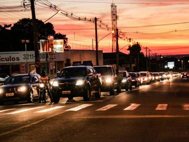Tr&acirc;nsito ca&oacute;tico faz motorista gastar at&eacute; meia hora em pouco mais de 1 km