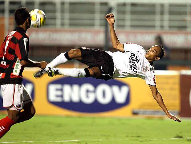  Liedson faz 2 na goleada de 4 a 0 do Corinthians sobre o Ituano