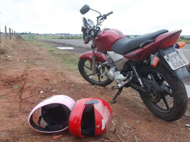  Jovens ficam feridas em acidente com moto e motoristas fogem
