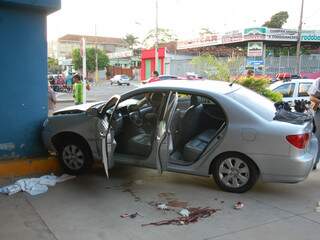 Mulher morta pelo amante no dia 8 de outubro bateu o carro após ser atingida por tiro (Foto: Wendell Reis)