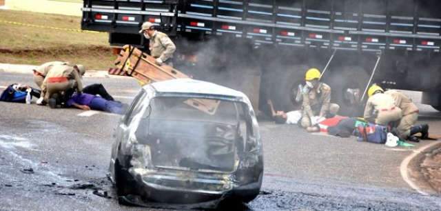  Simula&ccedil;&atilde;o de acidente atrai curiosos em Nova Andradina