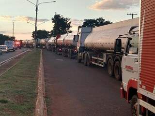 Cerca de 40 caminhões escoltados pela PRF e exército nesta tarde na BR-163 (Foto: Liniker Ribeiro)