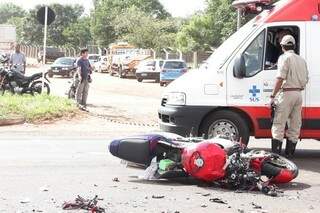 O motociclista morreu no local do acidente. A moto que ele pilotava ficou destruída. (Foto: Guta Rufino/Perfil News)