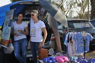 Aleyde e Daniela tiveram a ideia de abrir o porta-malas e vender no estacionamento do Yotedy (Foto: Alcides Neto)
