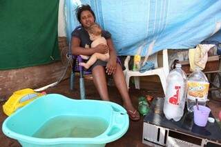 Mãe está preocupada com filhos que começam a apresentar sintomas de diarreia (Foto: Marcelo Vitor)