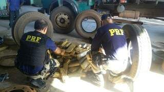 Policiais encontraram a droga escondida dentro dos pneus 