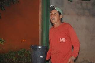 José ajudou a combater chamas usando balde da água. (Foto: Alcides Neto)