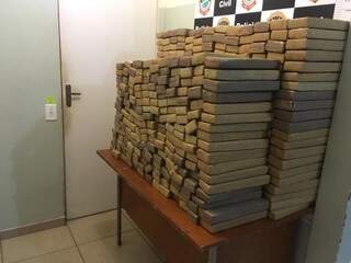 Droga estava dividida em 448 tabletes. (Foto: Divulgação/Polícia Civil) 