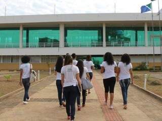 Alunos chegando na unidade do instituto em Corumbá. (Foto: Reprodução/Correio da Manhã/IFMS) 