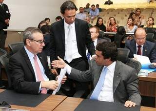 À esquerda, o deputado Paulo Correa (PR), com o deputado Marcos Trad (PSD) e Beto Pereira (PSDB). (Foto: Roberto Higa e Victor Chileno/ALMS)