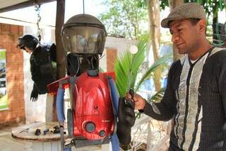 Robôs de Pablo feitos com aspirador de pó e capacete. (Foto: Marina Pacheco)