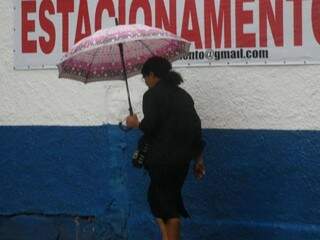 Quem saiu de casa precisou levar guarda-chuva. (Foto: Marcos Ermínio)