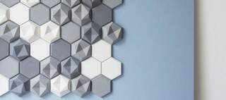 Nas paredes, relevos hexagonais.