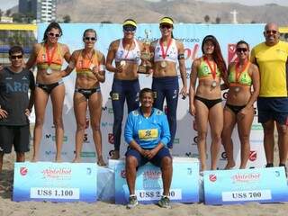 Tainá e Victoria subiram no lugar mais alto do pódio em competição no Peru (Foto: FIVB/Divulgação)