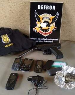 Arma usada no assalto, celulares e droga encontrados em cela (Foto: Divulgação)