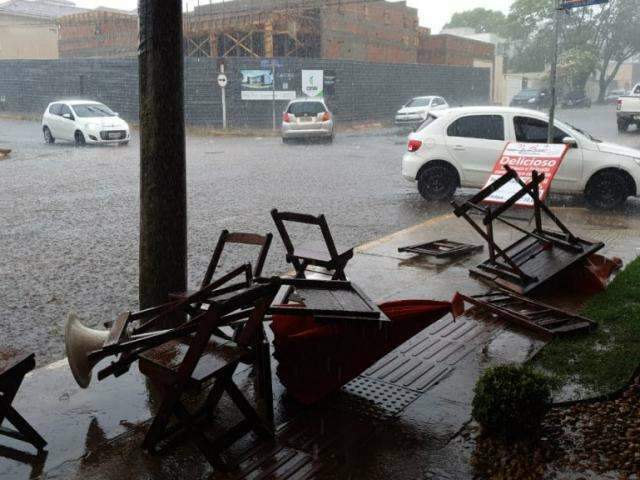 Depois de &quot;ensaios&quot;, chuva vem acompanhada de ventania