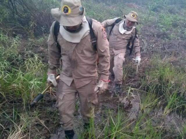 Brejo, rios e longas dist&acirc;ncias dificultam rotina de combate ao fogo  
