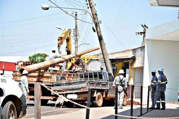 Motorista b&ecirc;bado perde controle do ve&iacute;culo e quebra poste de luz