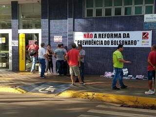 Bancários aderiram à greve geral e agências abrem uma hora mais tarde hoje em Dourados (Foto: Divulgação)