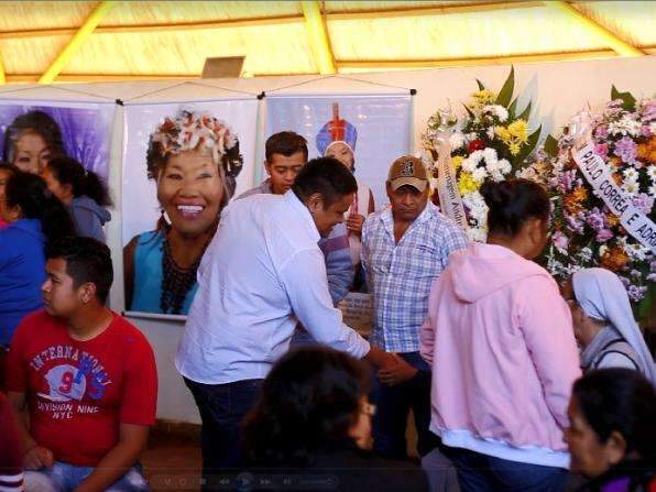 Entre &iacute;ndios e autoridades, cacique Enir recebe &uacute;ltimas homenagens