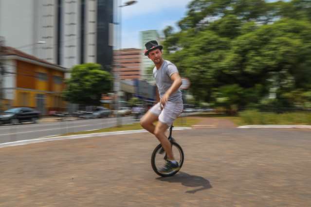 Passeio tem s&oacute; monociclos e vem a&iacute; o futebol de pernas de pau