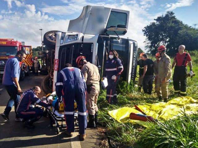 Carreta com serragem tomba e motorista fica preso &agrave;s ferragens na BR-262
