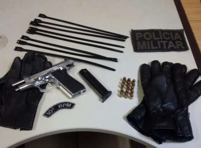 Trio preso com arma e luvas queria assaltar com&eacute;rcio, diz pol&iacute;cia 