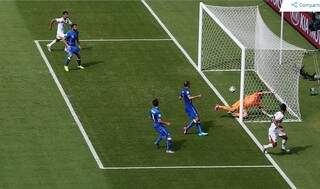Momento do gol, quando a bola toca o travessão e pinga após a linha  (Foto: Getty Images / Fifa)