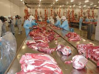 Carne precisa de certificação para exportação. (Foto: Marcelo Victor/Arquivo)