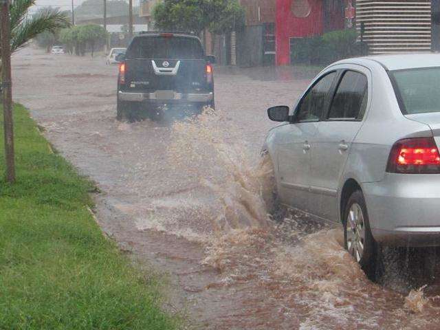 Madrugada foi chuvosa em cidades de MS e alerta &eacute; para tempestades