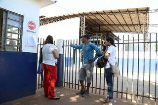 Familiares foram ao portão de curtume buscar informação sobre mortos. (Foto:Fernando Antunes)