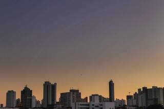 Na Capital, o dia amanheceu com céu claro e previsão é de muito calor. (Foto: Fernando Antunes) 