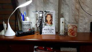 No porta-retratos que daria ao pai, está a foto de Manuela em cima da escrivaninha sendo iluminada por uma luminária (Foto: Arquivo pessoal)
