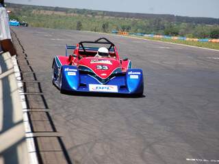 Thiago Scarpetta pilotou carro 33 durante prova da Spyder Racer. (Foto: Simão Nogueira)