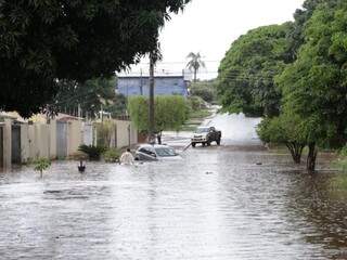 Chuva transformou rua em rio em 2 de fevereiro. A região fica próximo da Avenida Rachid Neder, ponto de alagamentos frequentes. (Foto: Kísie Ainoã/Arquivo).