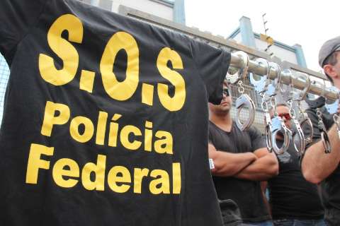 Policiais federais protestam por salários maiores e fazem “algemaço” no interior