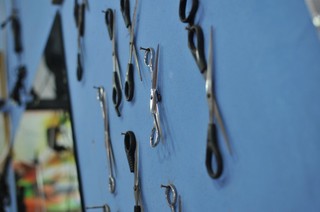 Tesouras são decoração nas paredes.(Foto: Alcides Neto)